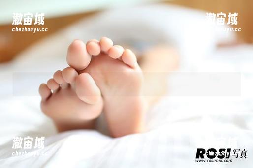 ROSI - 杨晨晨在制服里太迷人，搞错了这是壁纸还是画展啊？