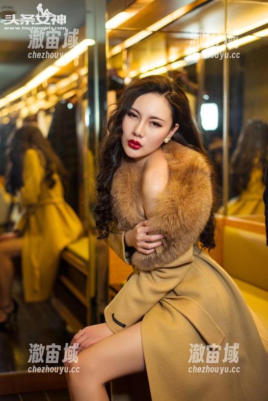 TouTiao头条女神 - 月音瞳的定制女孩写真：没见过那么多创意，能让人乐到破音！