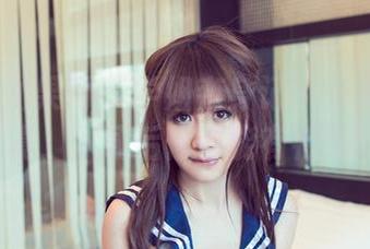 UGirls尤果网 – 学姐变身记：齐贝贝的写真，下载后你也能有特效!