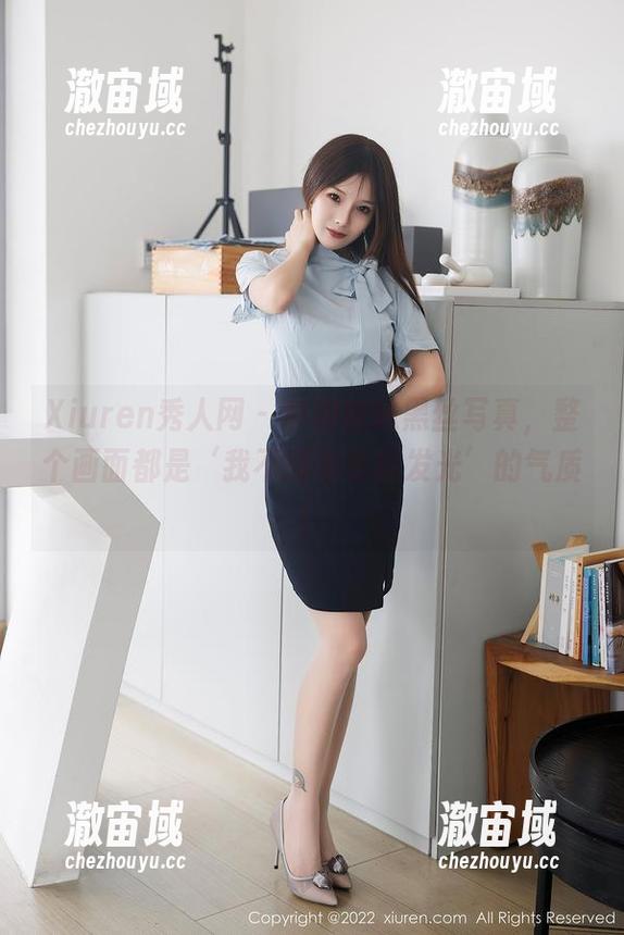 Xiuren秀人网 - 南初妹妹黑丝写真，整个画面都是‘我不插电也能发光’的气质！
