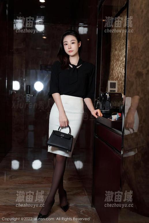 Xiuren秀人网 - 草莓mm与她的女仆：写真里的角色互换
