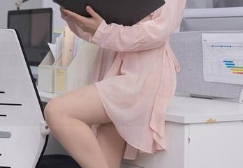 Xiuren秀人网 – 原图里的陈柒柒，制服搭配得有点意思，突然想起我的校园时光。