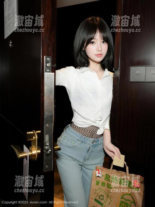 Xiuren秀人网 - 校服与黄可Christine：私房图片，感觉像在校园小道上漫步
