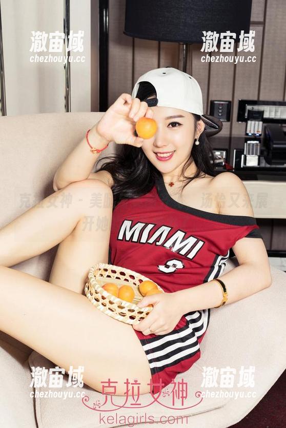 克拉女神 - 美腿与美图齐飞，汤怡又来展开她的腿部魅力了。