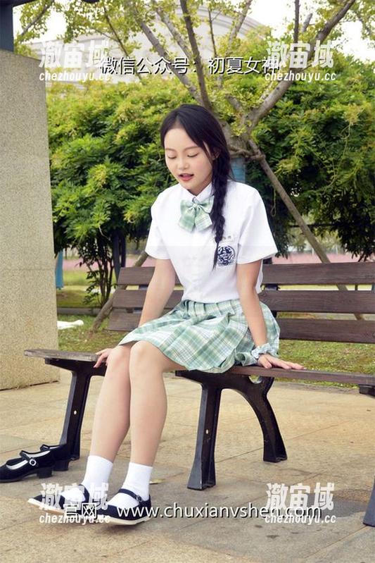 初夏女神 - 高清“依依裸足”——下载之前千万别打翻了你的咖啡！