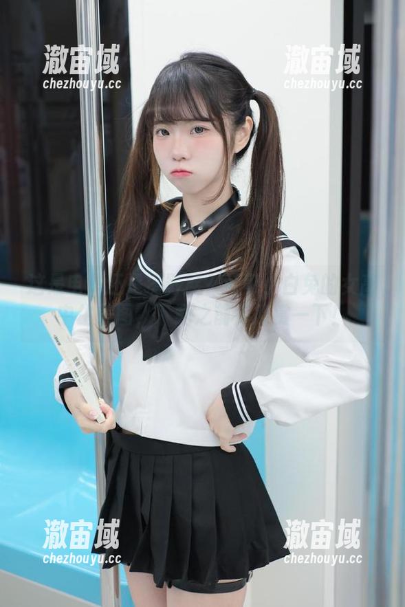 这是电车还是摄影展？可可小白兔的女高中生美图，下载之前先欣赏一下！