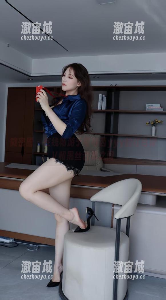 微密圈 - 在线畅游于可可西yyy的红色深V和黑丝合集之间