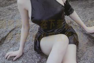 诗意和搞怪同行：在下萝莉控ii的瑜伽写真套图未必那么严肃！