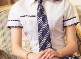 头条女神 – 艾小青的高清短裤，在阳台上的久立风姿。