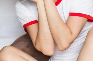 头条女神 – 鱼宝宝的护士套图，帮你找回梦想中的白衣天使。