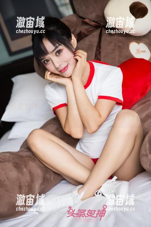 头条女神 - 鱼宝宝的护士套图，帮你找回梦想中的白衣天使。