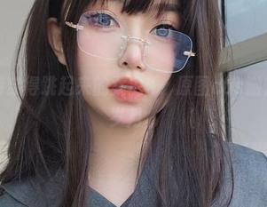 把牛仔裤穿得跳起来的女主K，原图cos激情燃烧的岁月。
