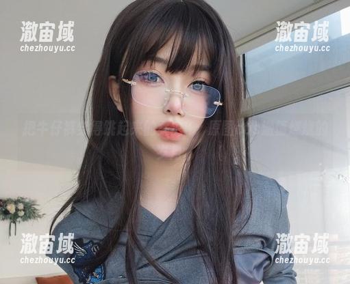 把牛仔裤穿得跳起来的女主K，原图cos激情燃烧的岁月。