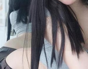 我在女主K的黑白写真全套里，陷入那种似是而非的情绪。