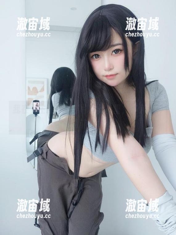 我在女主K的黑白写真全套里，陷入那种似是而非的情绪。