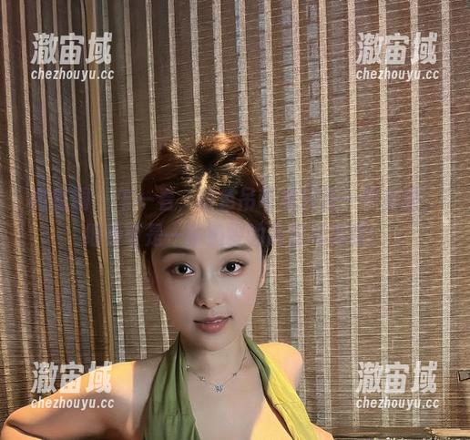 奶雯 微密圈 - 乍一看,银色吊带裙只是一件衣服,细看可是一部奶雯的高清写真集!