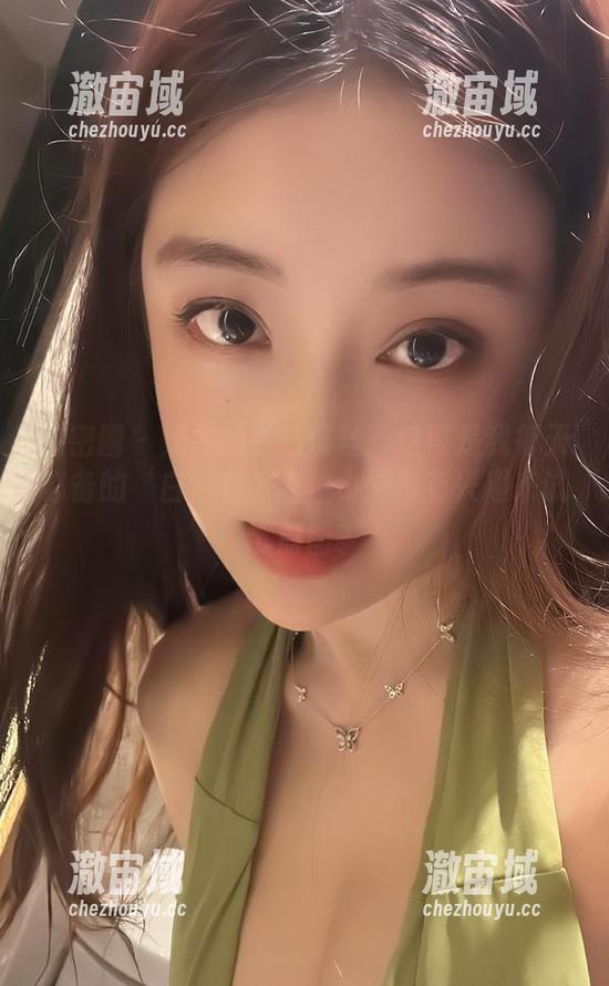 奶雯 微密圈 - 奶雯的白色蕾丝:这可是我每天必备的‘白’装,哪位小哥哥有兴趣来试试原图?