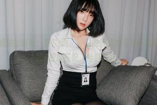 略微不着痕迹的暧昧：姜仁卿(강인경)的死库水写真作品集，这种看似随意的搭配，恰到好处。