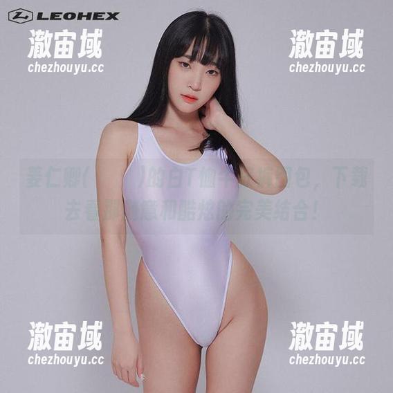 姜仁卿(강인경)的白T恤牛仔裤图包，下载去看那随意和酷炫的完美结合！