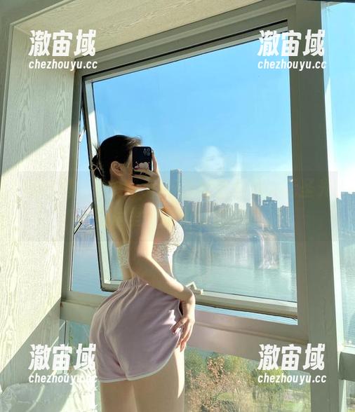 安妮yoo 微密圈 - 安妮yoo和她的办公桌:无圣光,图片里一抹俏皮的挑逗。