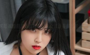 宋哈娜的照片里找故事，兔女郎面具的私拍逗趣王