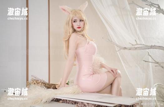 小仓千代w的红裙魅力——最新图包，让人想多看几眼！