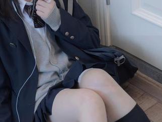 捕捉少女秩序：私拍时刻，白丝和灰裙的完美搭配。