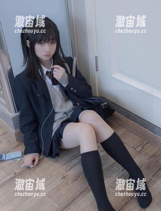 捕捉少女秩序：私拍时刻，白丝和灰裙的完美搭配。