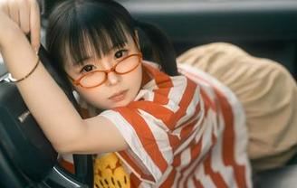 幼水铃衣的最新写真，图片把秋月爱莉的每一面都给抓住了…可惜没看够。
