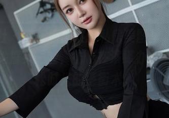 星颜社 – 哇，唐思琪的私房美图里，职业装让她摇身一变，彷佛在演绎办公室与放松时光的平衡术。