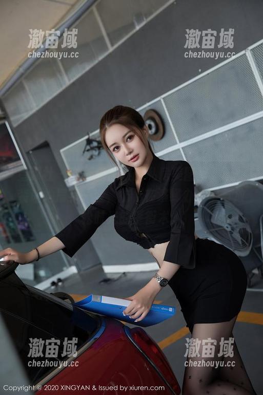 星颜社 - 哇，唐思琪的私房美图里，职业装让她摇身一变，彷佛在演绎办公室与放松时光的平衡术。
