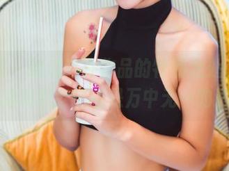 果团网 – 细说这件作品的特别之处，定制连衣裙和尹意纯都是万中无一的选手。