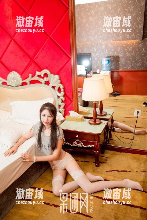 果团网 - 是谁在看蜜桃Q妹儿的纯白写真？网盘都显得有点小嫉妒。