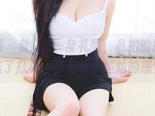 果团网 – 龚玥菲一身礼服，私拍的时候可能忘了打光…真有种小尴尬的感觉。