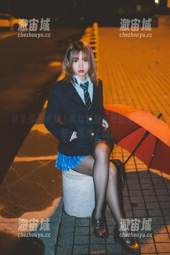 柒柒要乖哦穿上黑丝制服，原图免费奉上，瞥一眼就上瘾。