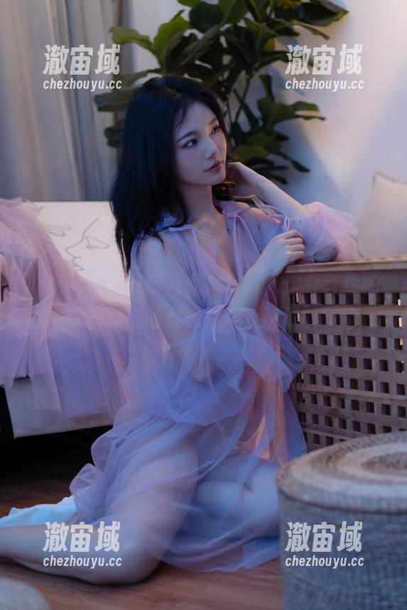 桃良阿宅的吊带裙私房写真，这种轻松的气息，让我也想穿上试试。