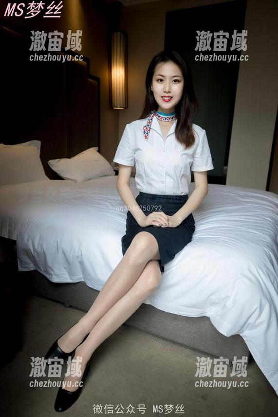 梦丝女神 - 闪烁中，乔儿和她的皮衣——那种感觉能直接把秋天拉出来！