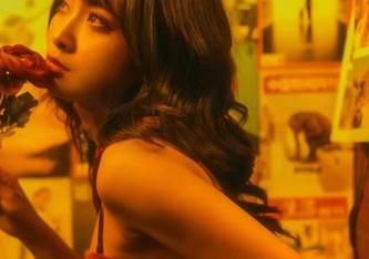 高清写真中，洛璃LoLiSAMA的比基尼犹如蜜糖，甜得令人咋舌～