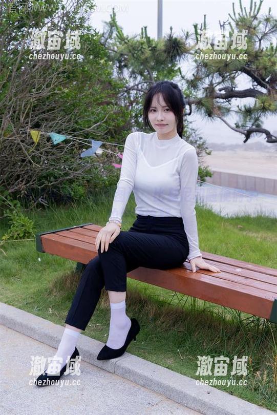 物恋传媒 - 嘟嘟图记：比基尼和随便俩字的生动诠释