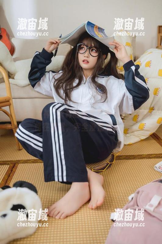 在线观赏神沢永莉的裸足美图，结果我就愣在那里，完全没法说话。