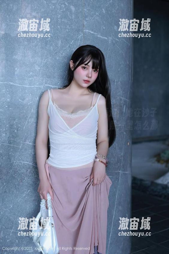 秀人网-Elise谭晓彤 秀人网 - Elise谭晓彤的海边:她在沙子里和海浪较劲的那一瞬间,照片里怎么那么有趣?
