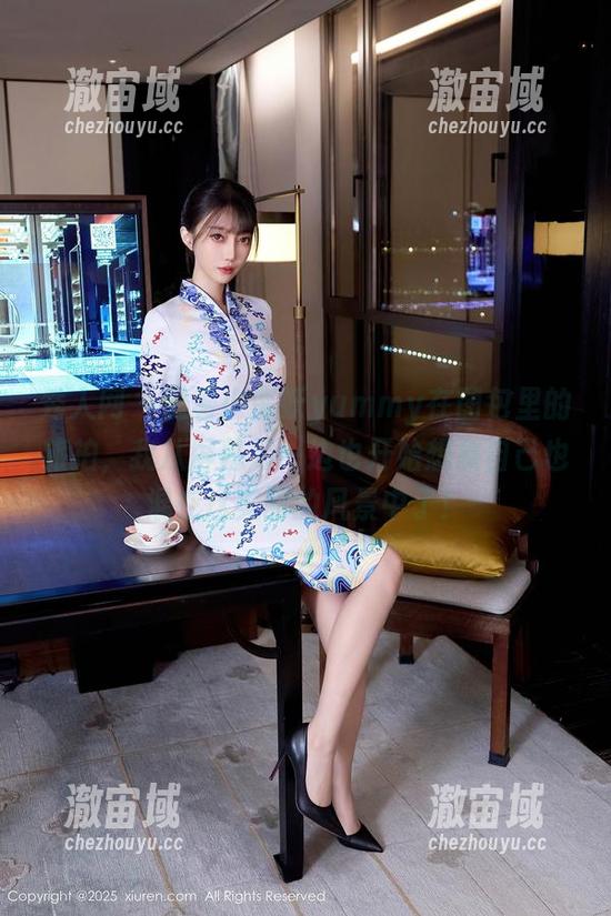 秀人网 - 随着小蛮妖yummy在图包里的旅拍，我从屏幕另一边也开始想象自己也混在这美丽的风景中了！