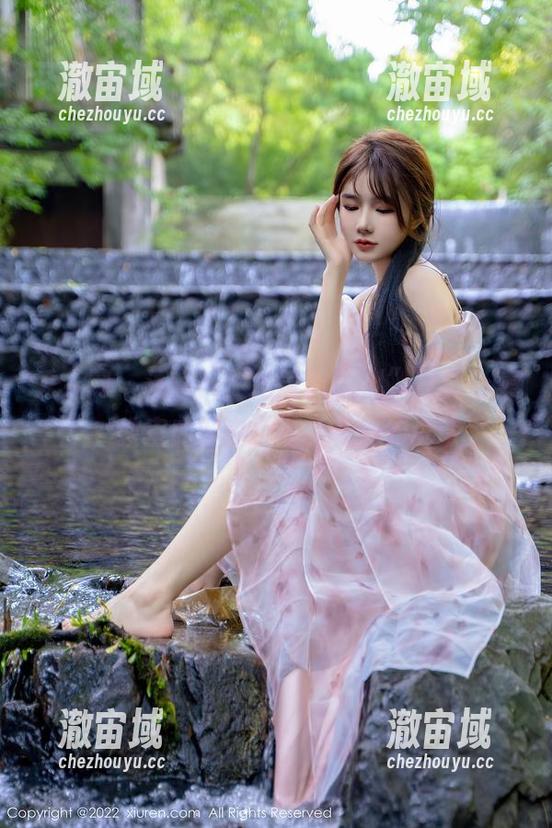 秀人网-拍黄瓜girl 秀人网 - 注意!“拍黄瓜girl”写真合集,教室内的白色壁板在偷偷说话