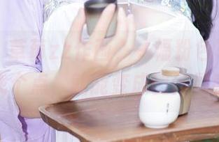 秀人网 – 草莓zz作画，一幅粉色写真：随便找个点，就能变成创作灵感！