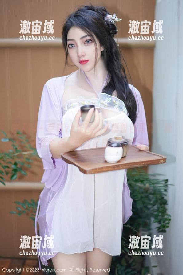 秀人网 - 草莓zz作画，一幅粉色写真：随便找个点，就能变成创作灵感！