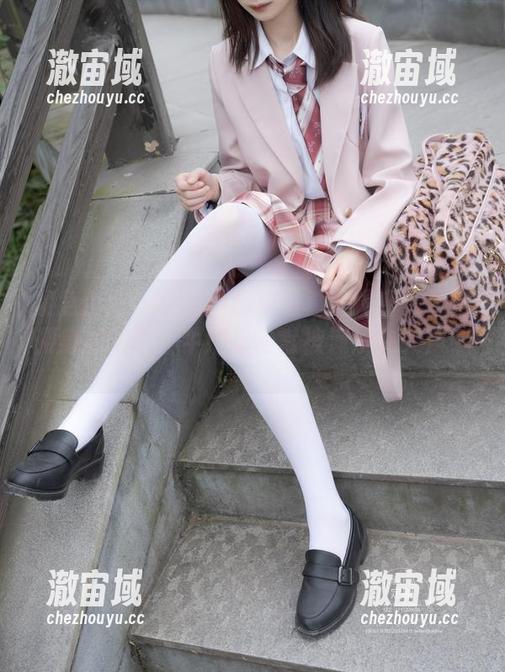 紧急企划-小恩 紧急企划 - 小恩的旗袍写真大揭密:强调腰身的同时,牛奶却常常被淹没在哭声中。