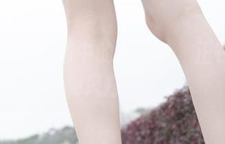 紧急企划 – 套图中的见希w，正在跟花儿和风打招呼