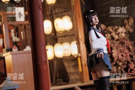最新写真！胡桃喵居然把JK服穿成了超市促销员？