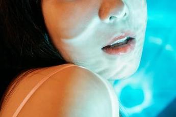 蜜桃社 – 只要一翻开杏子的黑白图包，脑海里就变得有一点模糊，样样都难以界定。