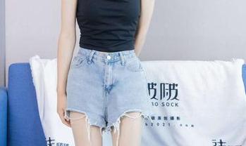 袜啵啵 – 最新发布！小沫的裸足花絮图包，时不时回头一瞥很有趣。